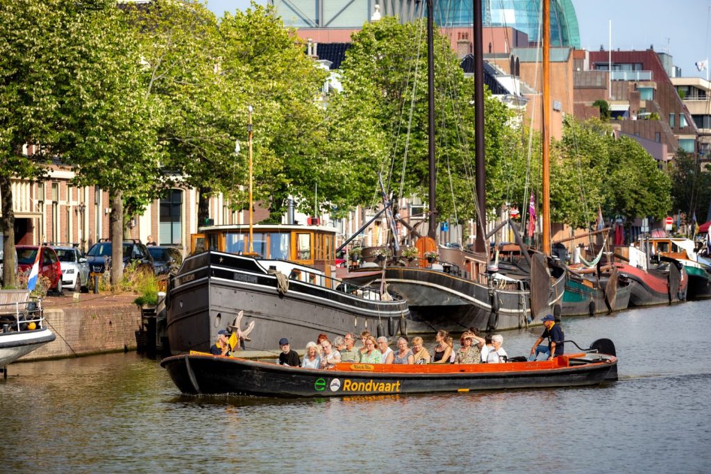 Praamvaren door Leeuwarden boot