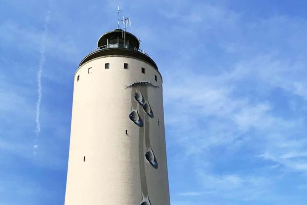 De Watertoren van Oostburg met mozaïeken foto
